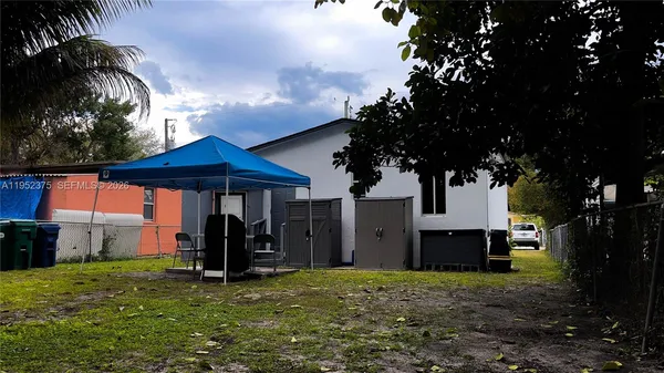 a view of a house with backyard