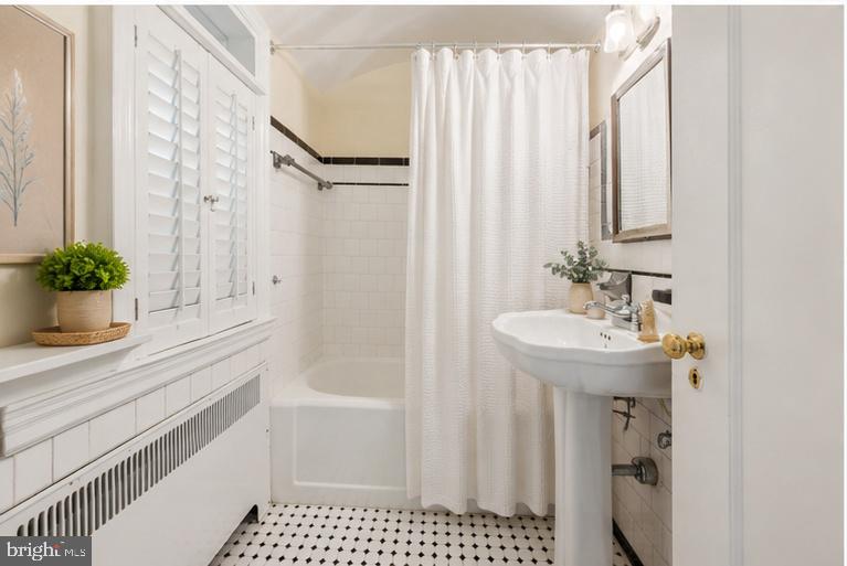 818 Kingston Road Baltimore, MD 21212 - Photo 43 of 55 Virtually Staged bathroom
