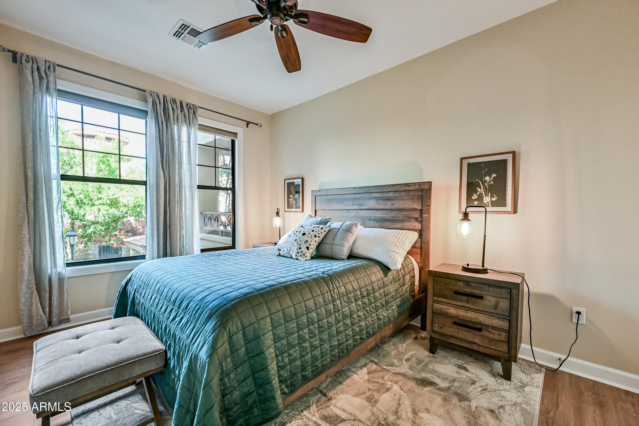 7291 North Scottsdale Road, Unit 2008 Paradise Valley, AZ 85253 - Photo 22 of 28 a bedroom with a bed and a window