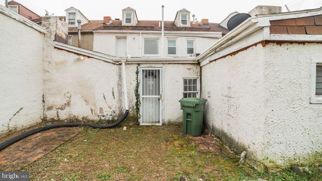 624 Stirling Street Baltimore, MD 21202 - Photo 4 of 27 a view of a house with roof