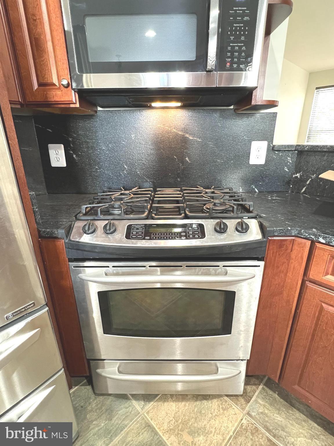 8378 Tillett Loop Manassas, VA 20110 - Photo 6 of 30 Stainless gas range