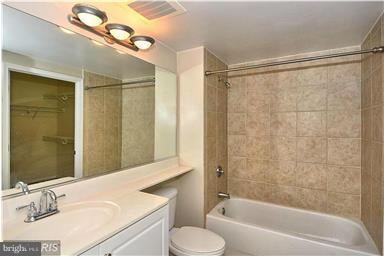 851 North Glebe Road, Unit 1513 Arlington, VA 22203 - Photo 7 of 30 Ceramic tile, mirrored wall, plenty of light