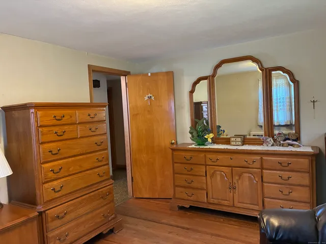 a view of room with furniture and mirror