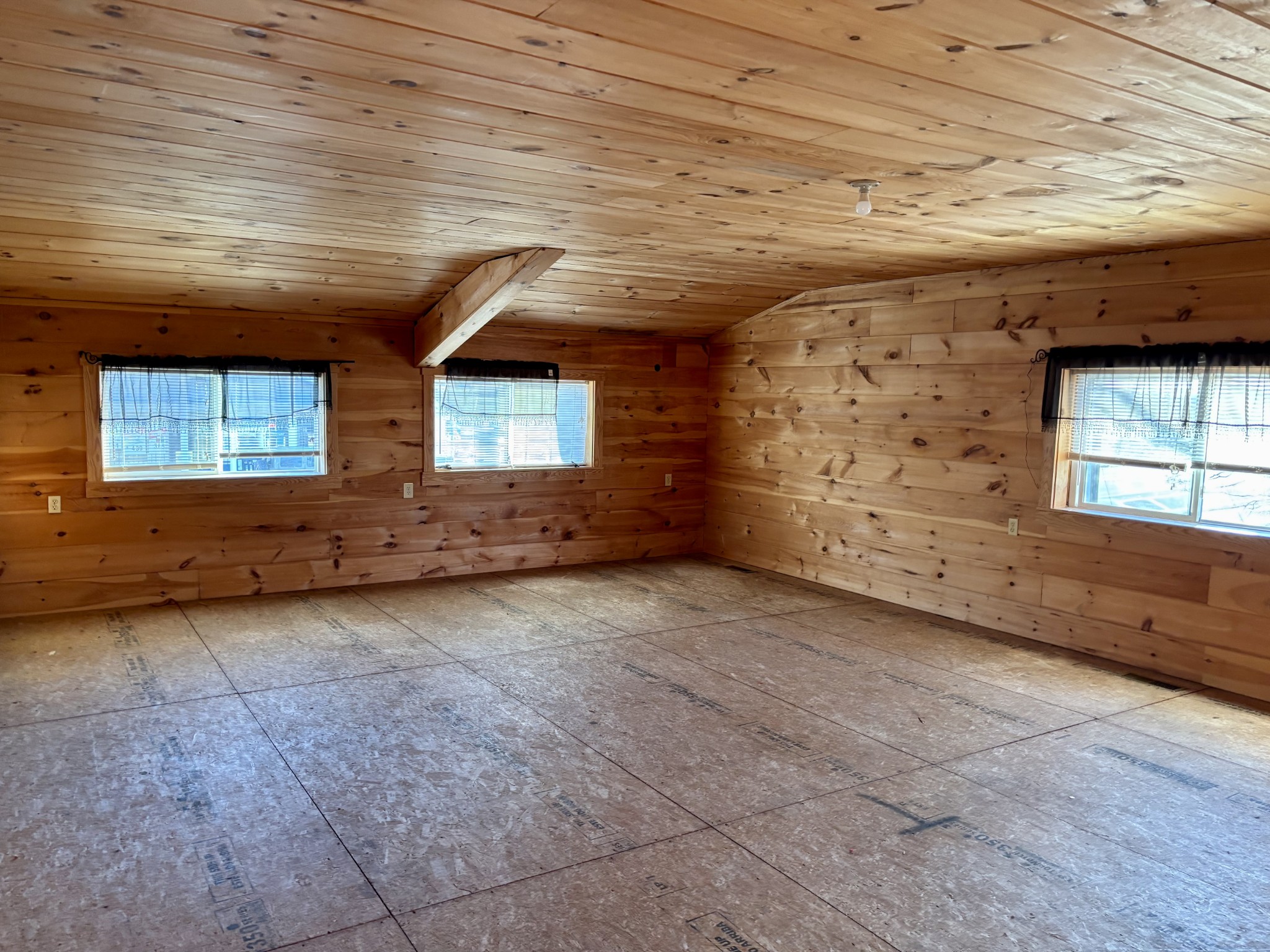 519 Turnpike Lawrenceburg, TN 38464 - Photo 12 of 20 an empty room with windows