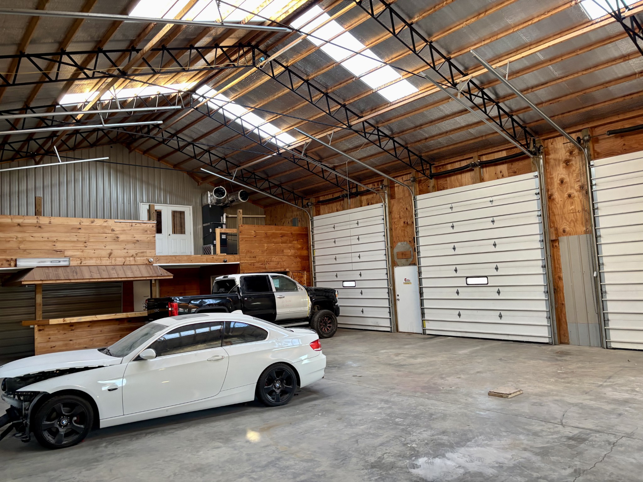 519 Turnpike Lawrenceburg, TN 38464 - Photo 5 of 20 a view of a car garage