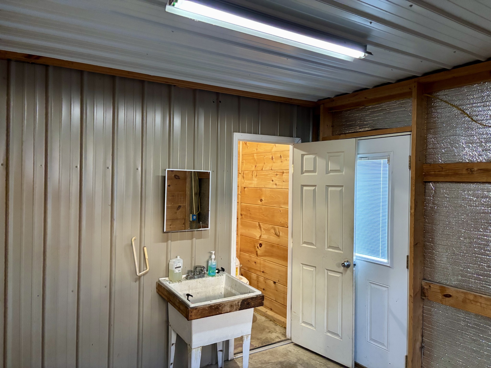 519 Turnpike Lawrenceburg, TN 38464 - Photo 7 of 20 a bathroom with a mirror and a shower