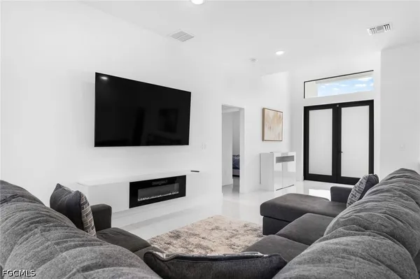 $2,700 | 2608 25th Street West, Lehigh Acres, FL 33971