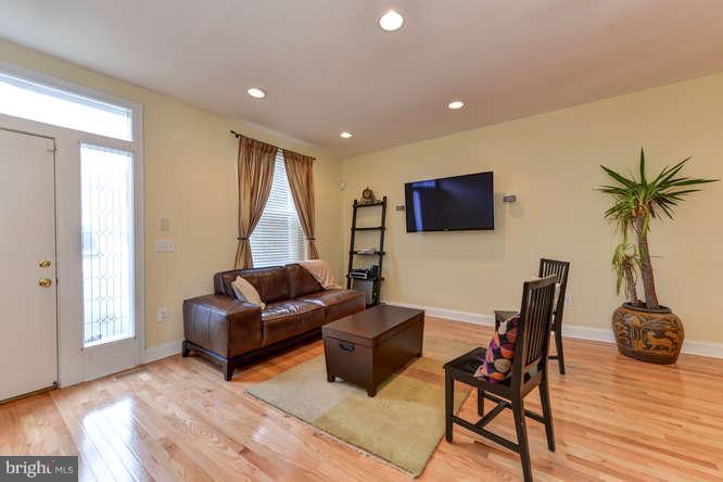 334 13th Street Northeast Washington, DC 20002 - Photo 4 of 30 Living Room