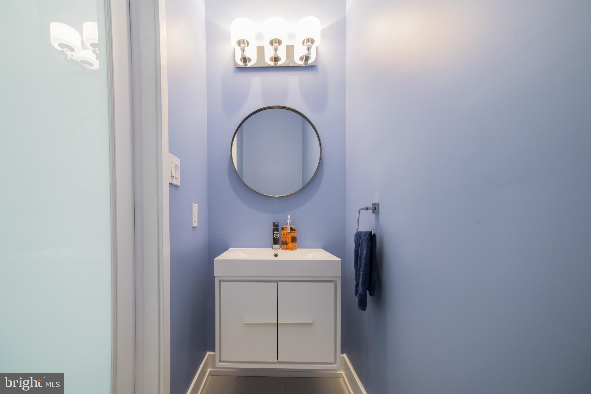 307-9 Reed Street, Unit A Philadelphia, PA 19147 - Photo 17 of 30 Main floor powder room