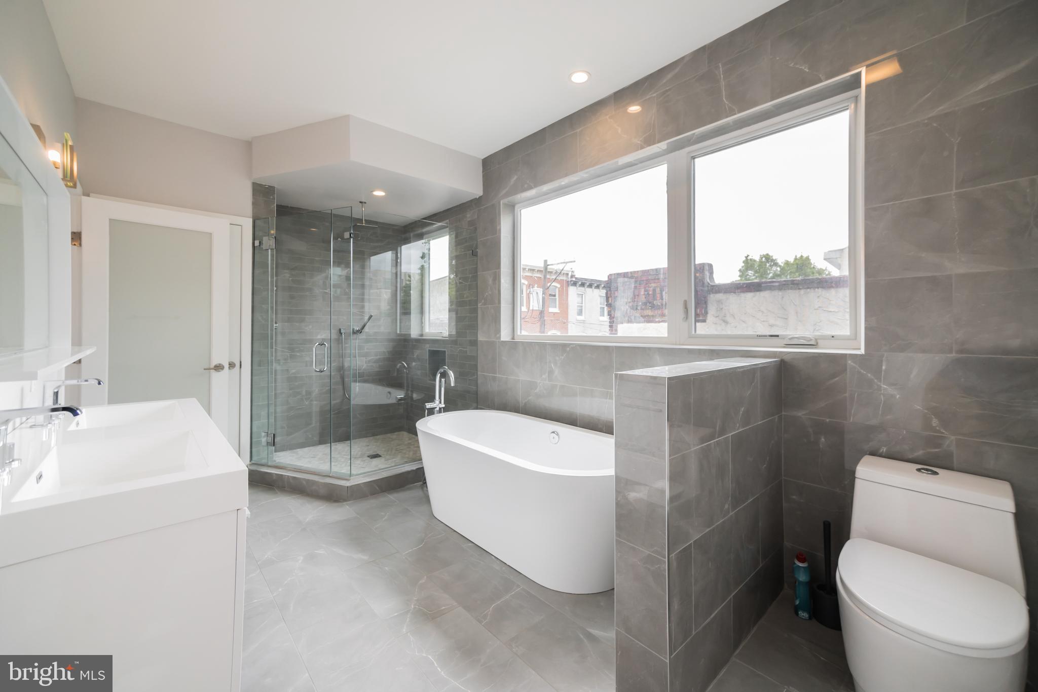 307-9 Reed Street, Unit A Philadelphia, PA 19147 - Photo 20 of 30 Master en-suite