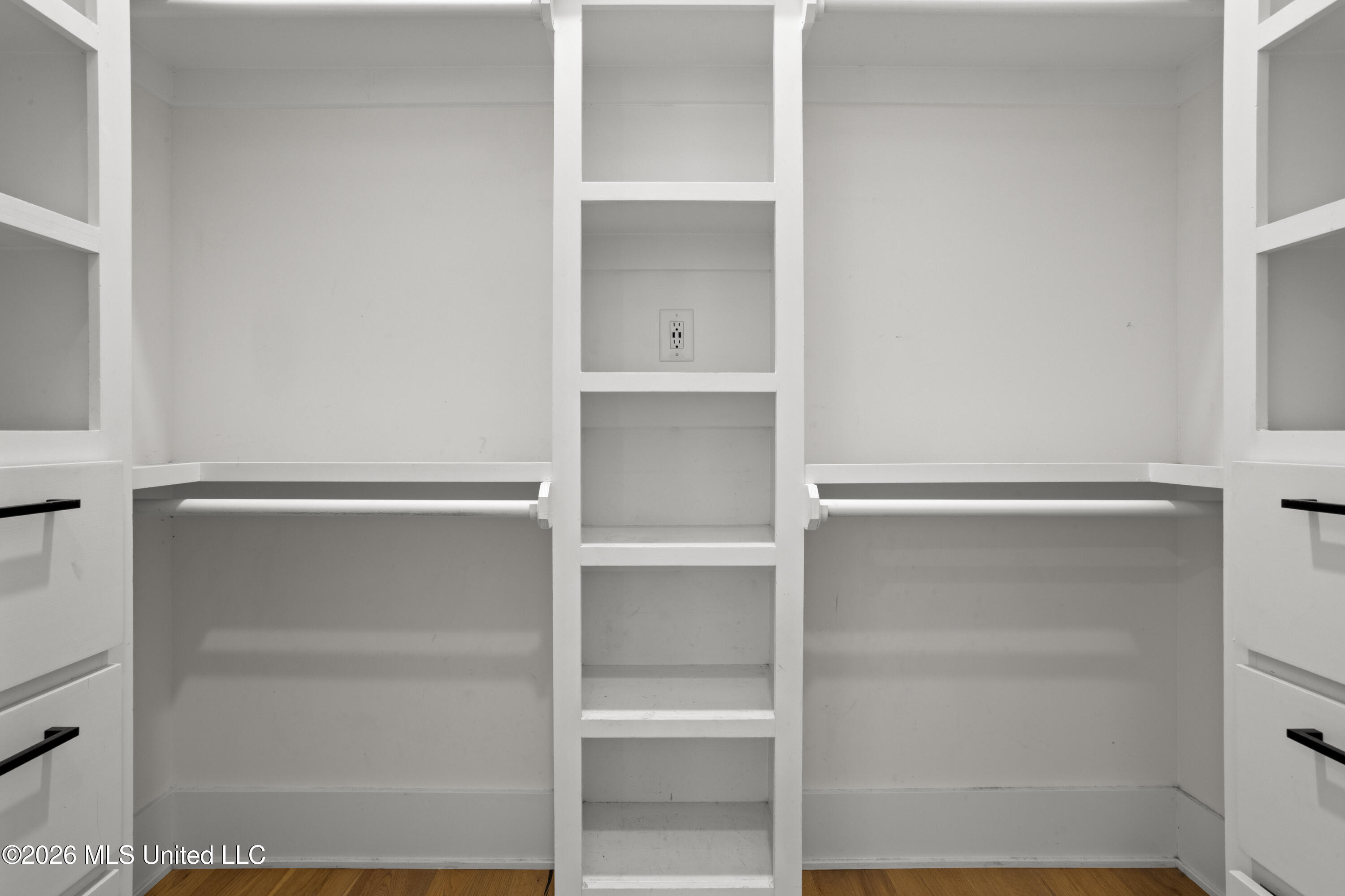 305 Beach Hill Road Ocean Springs, MS 39564 - Photo 32 of 63 Walk-in closet 2
