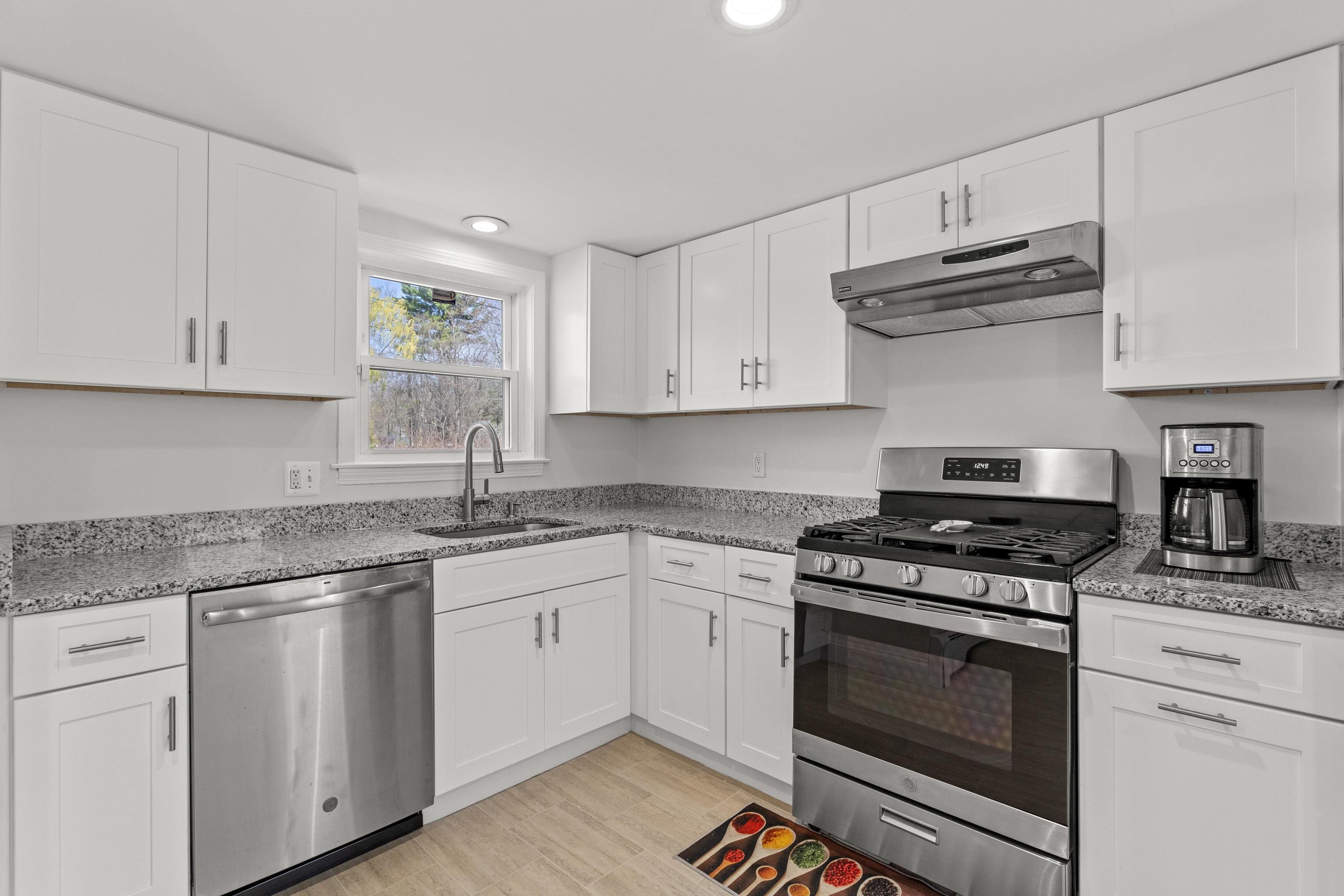 71 Franklin Street Derry, NH 03038 - Photo 11 of 59