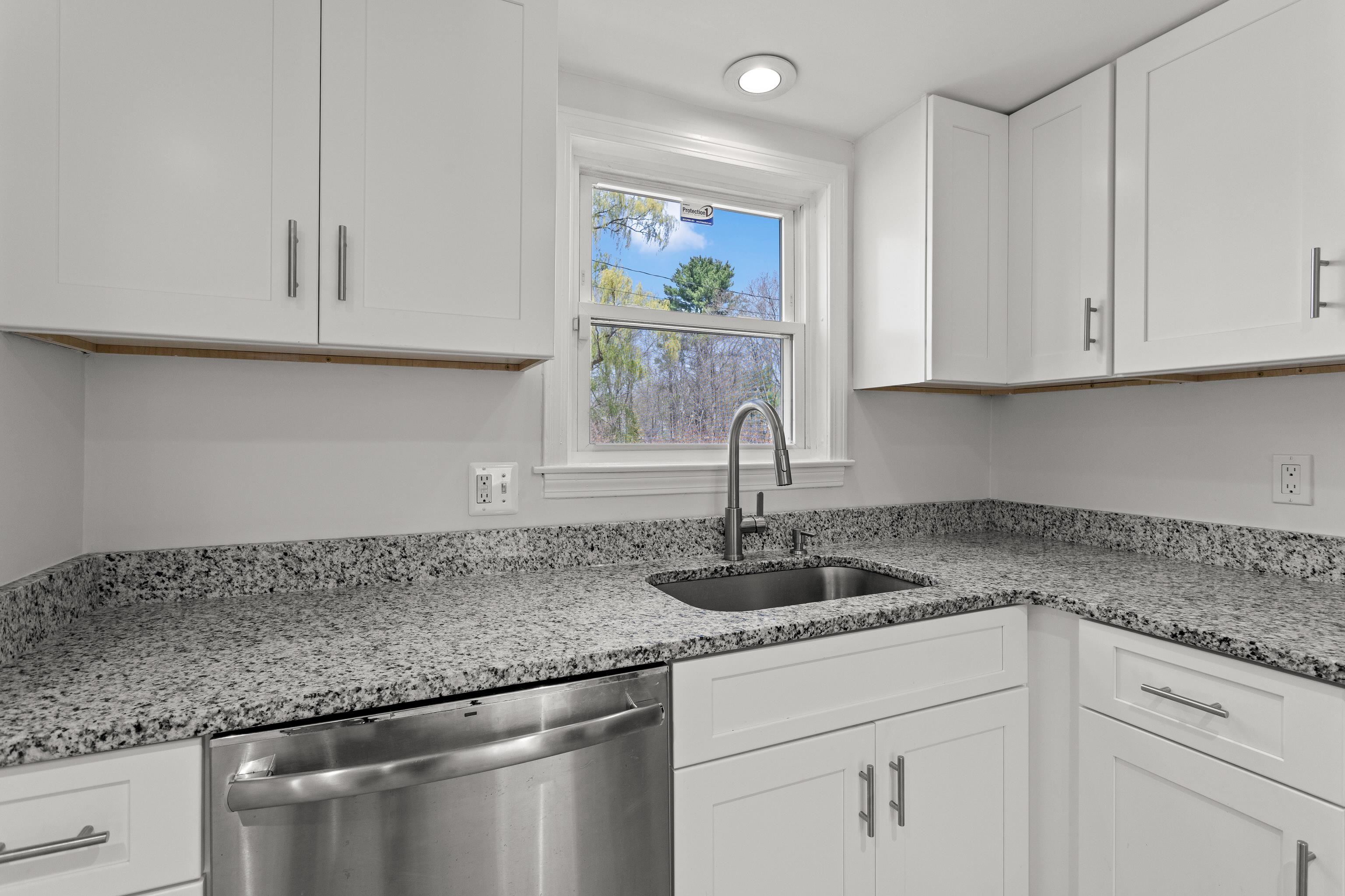 71 Franklin Street Derry, NH 03038 - Photo 13 of 59