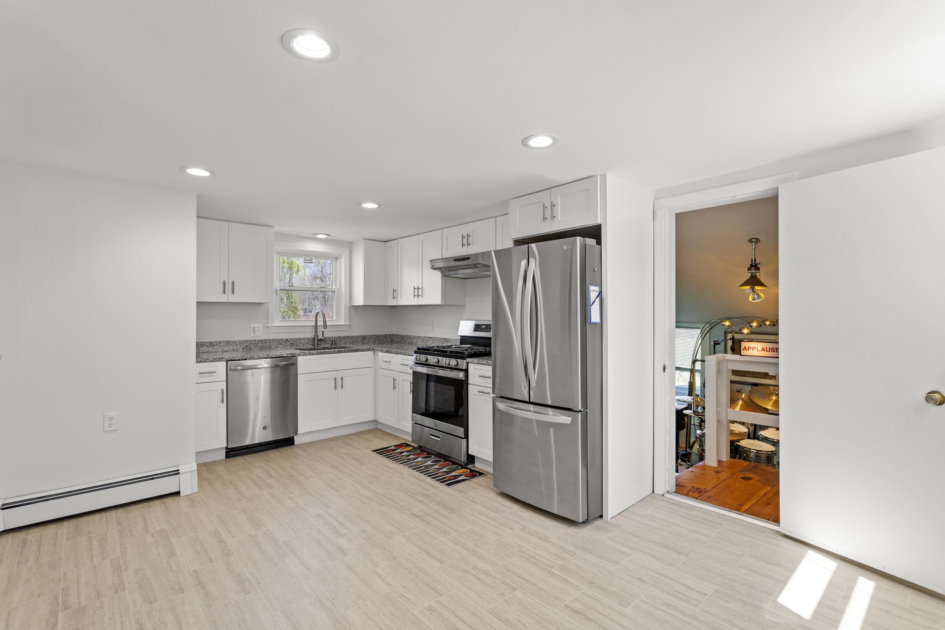 71 Franklin Street Derry, NH 03038 - Photo 6 of 59