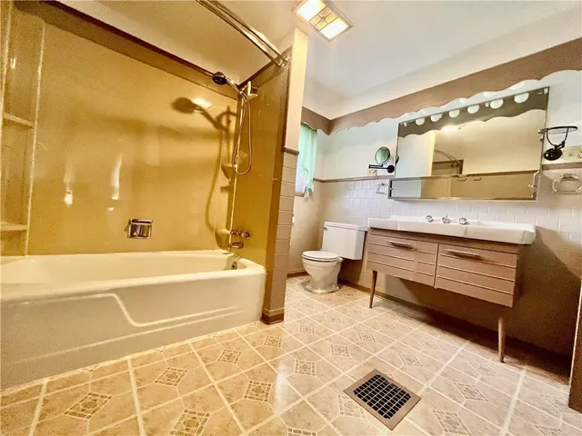 $1,300 | 1035 Beckford Street, New Castle, PA 16101