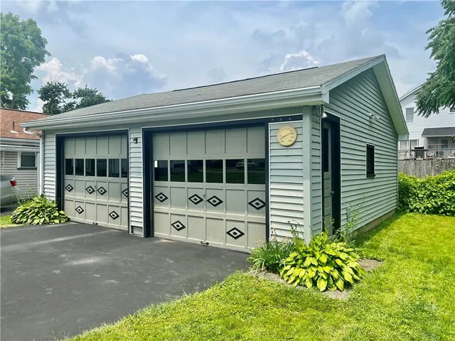 $1,300 | 1035 Beckford Street, New Castle, PA 16101