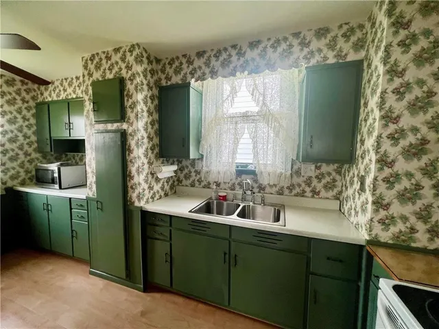 $1,300 | 1035 Beckford Street, New Castle, PA 16101