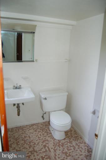 18916 Olney Mill Road Olney, MD 20832 - Photo 20 of 24 a bathroom with a toilet a sink and mirror