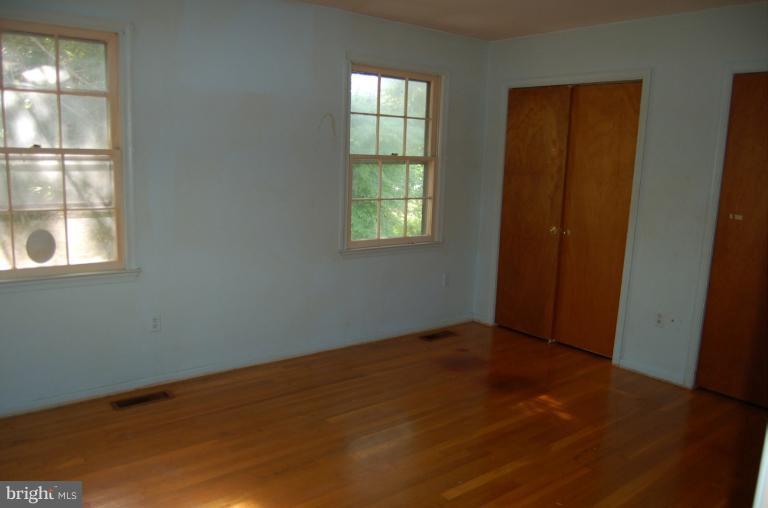 18916 Olney Mill Road Olney, MD 20832 - Photo 22 of 24 an empty room with windows