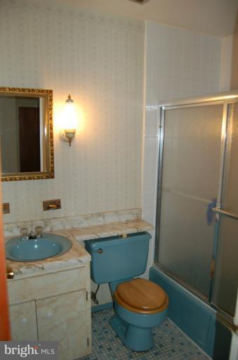18916 Olney Mill Road Olney, MD 20832 - Photo 4 of 24 a bathroom with a sink toilet and shower