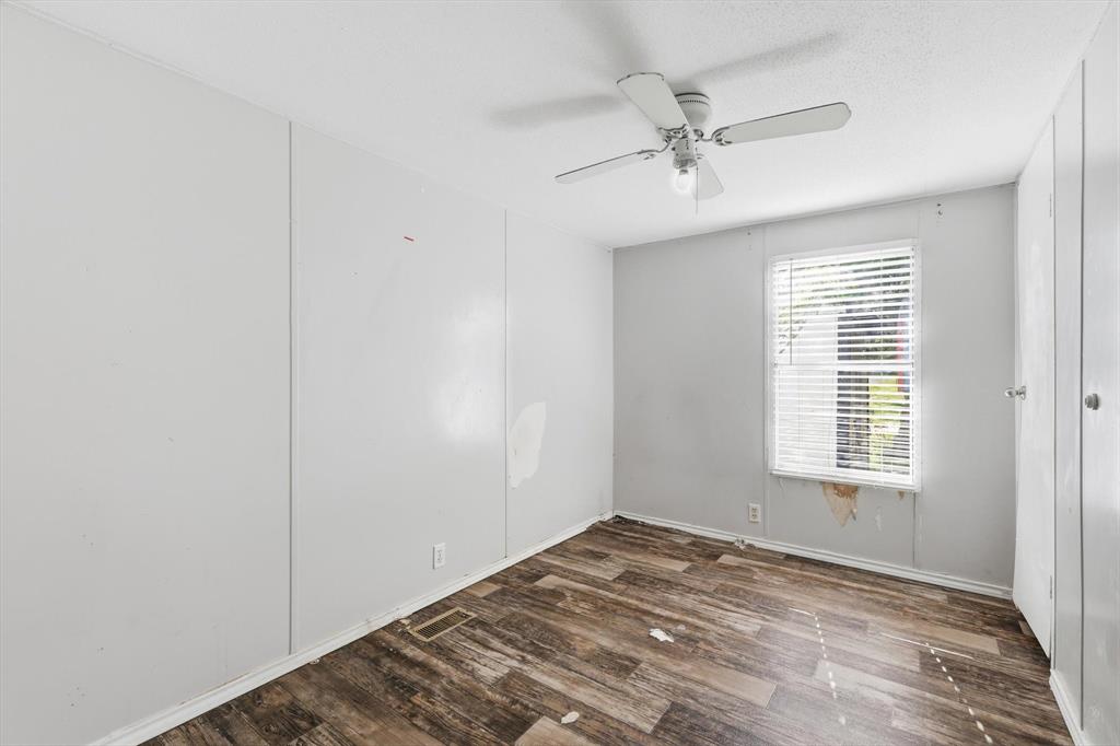 316 Summit Drive Springtown, TX 76082 - Photo 14 of 39 This room features durable plank flooring, a window with blinds, and a ceiling fan