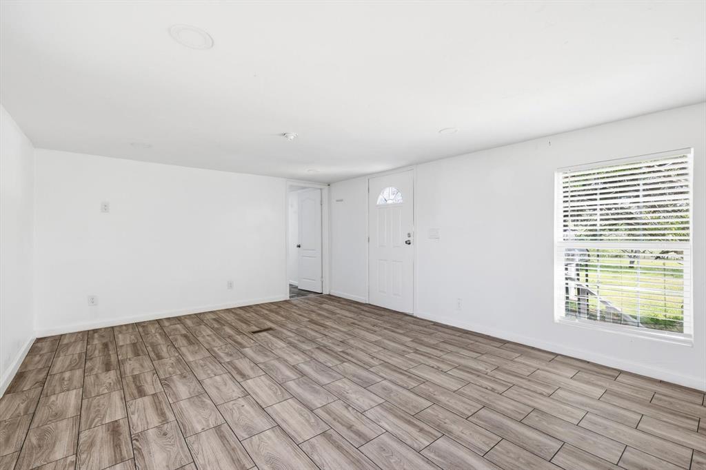 316 Summit Drive Springtown, TX 76082 - Photo 4 of 39