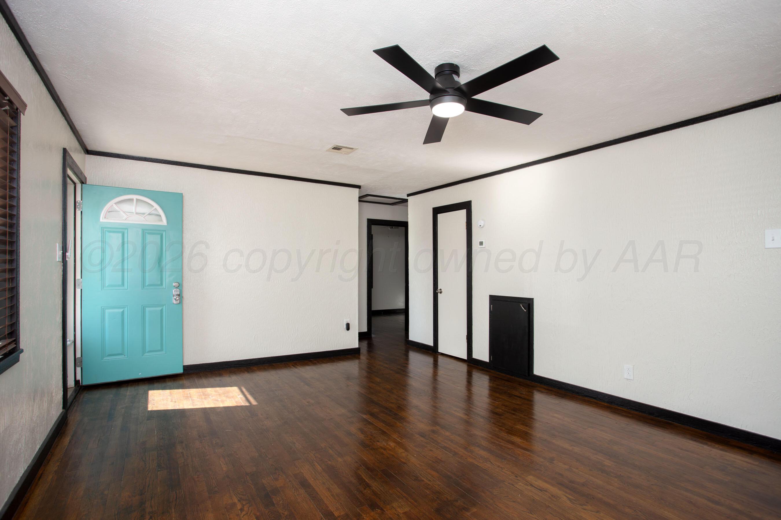 4612 Cline Road Amarillo, TX 79110 - Photo 3 of 40 Livingroom