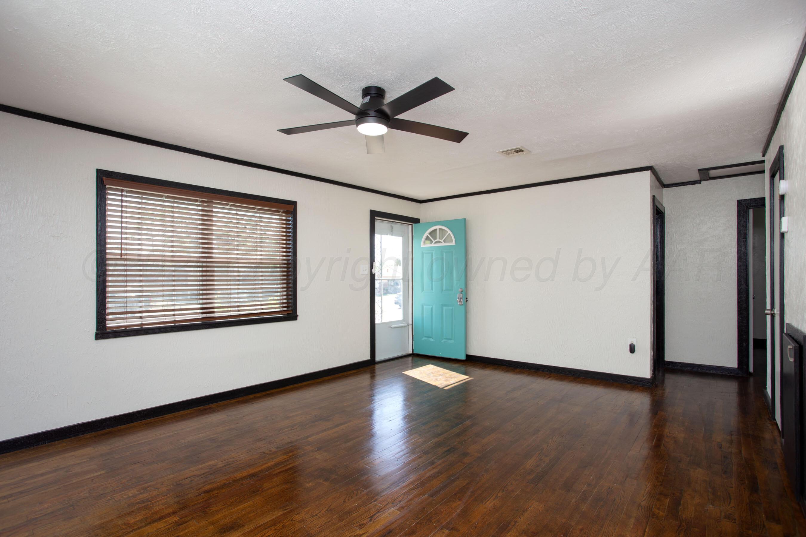 4612 Cline Road Amarillo, TX 79110 - Photo 4 of 40 Livingroom