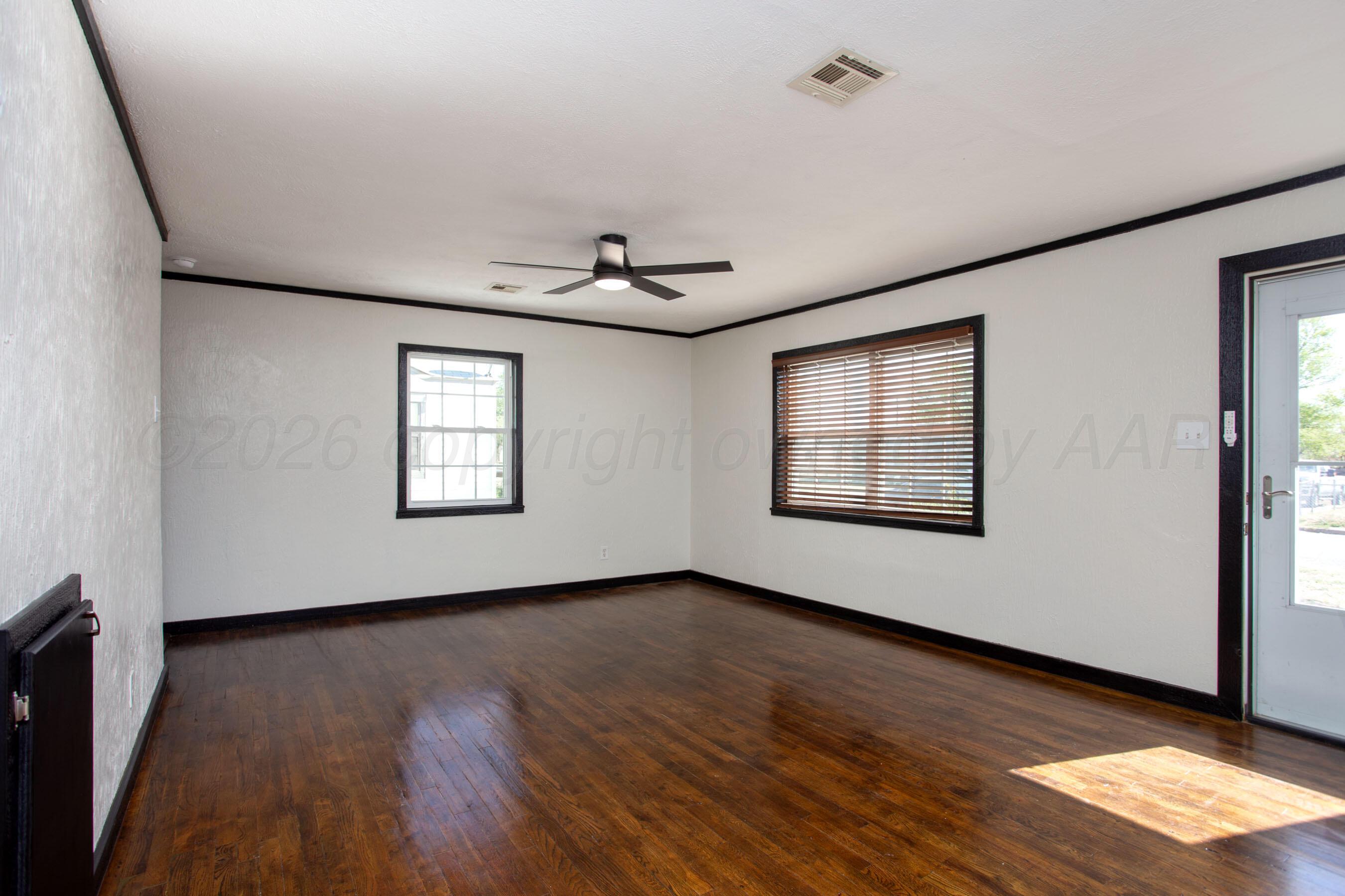 4612 Cline Road Amarillo, TX 79110 - Photo 6 of 40 Livingroom