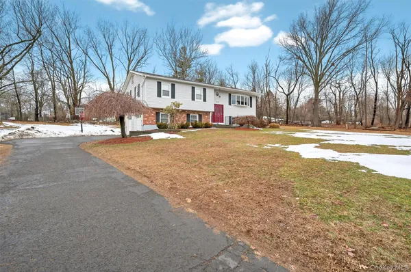 a view of a yard with a house