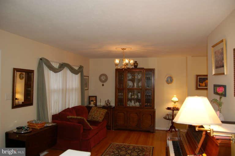 536 Poor House Road Front Royal, VA 22630 - Photo 21 of 30 Living Room