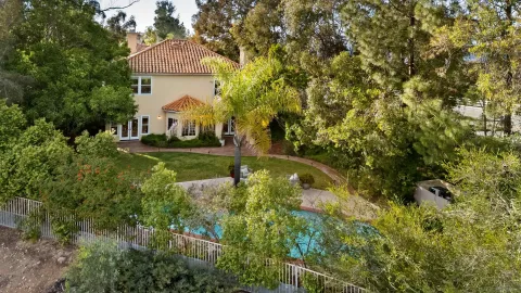 a view of a house with a yard