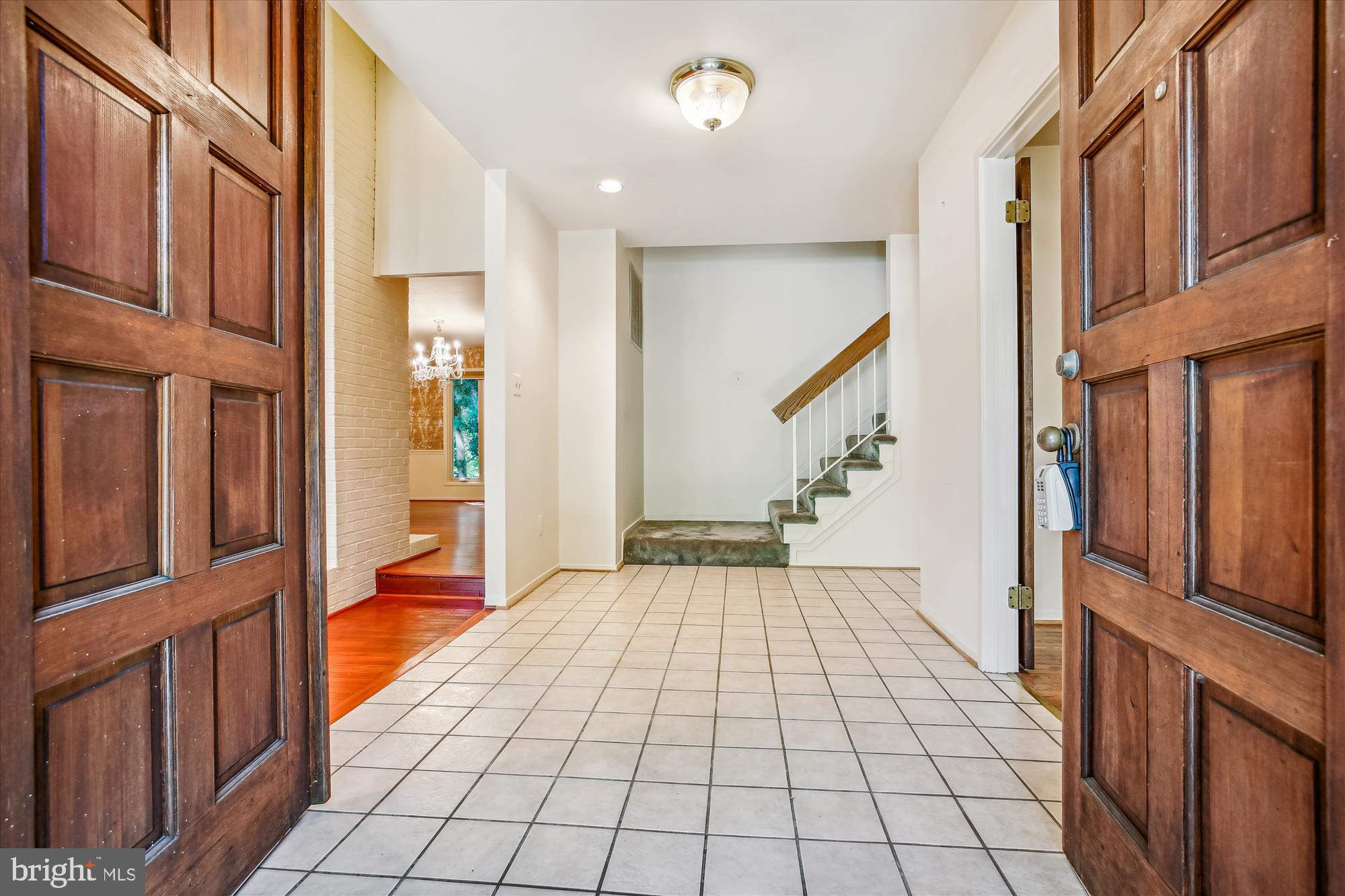 7922 Springer Road Bethesda, MD 20817 - Photo 4 of 58 Inviting Foyer Entry
