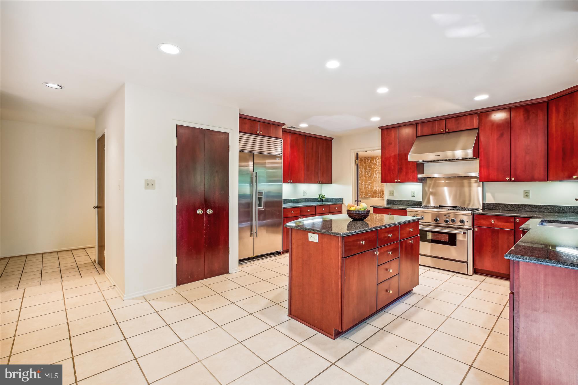 7922 Springer Road Bethesda, MD 20817 - Photo 7 of 58 Center Island