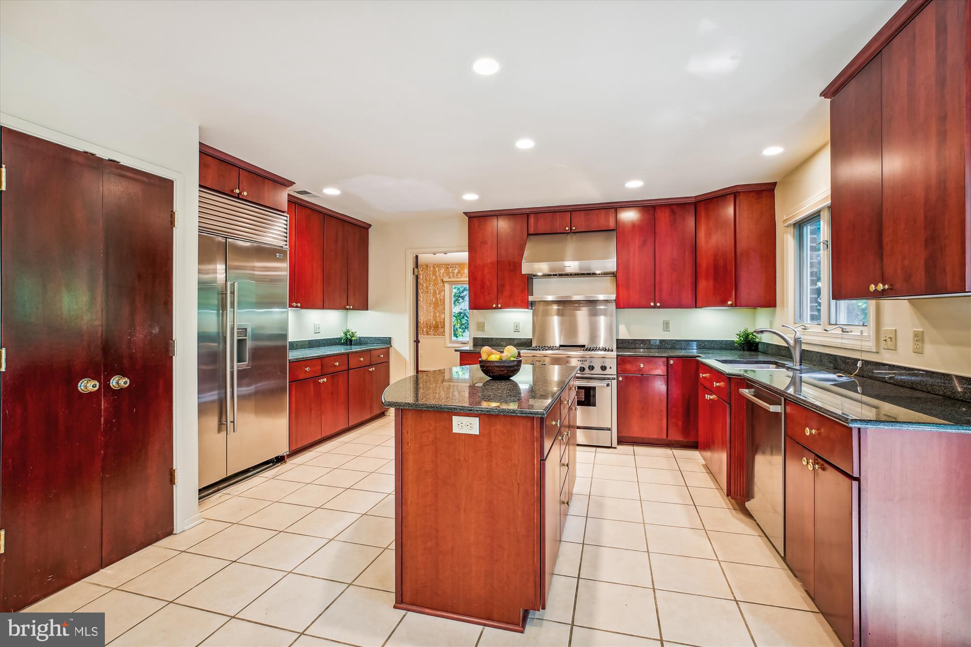 7922 Springer Road Bethesda, MD 20817 - Photo 8 of 58 High-End Appliances