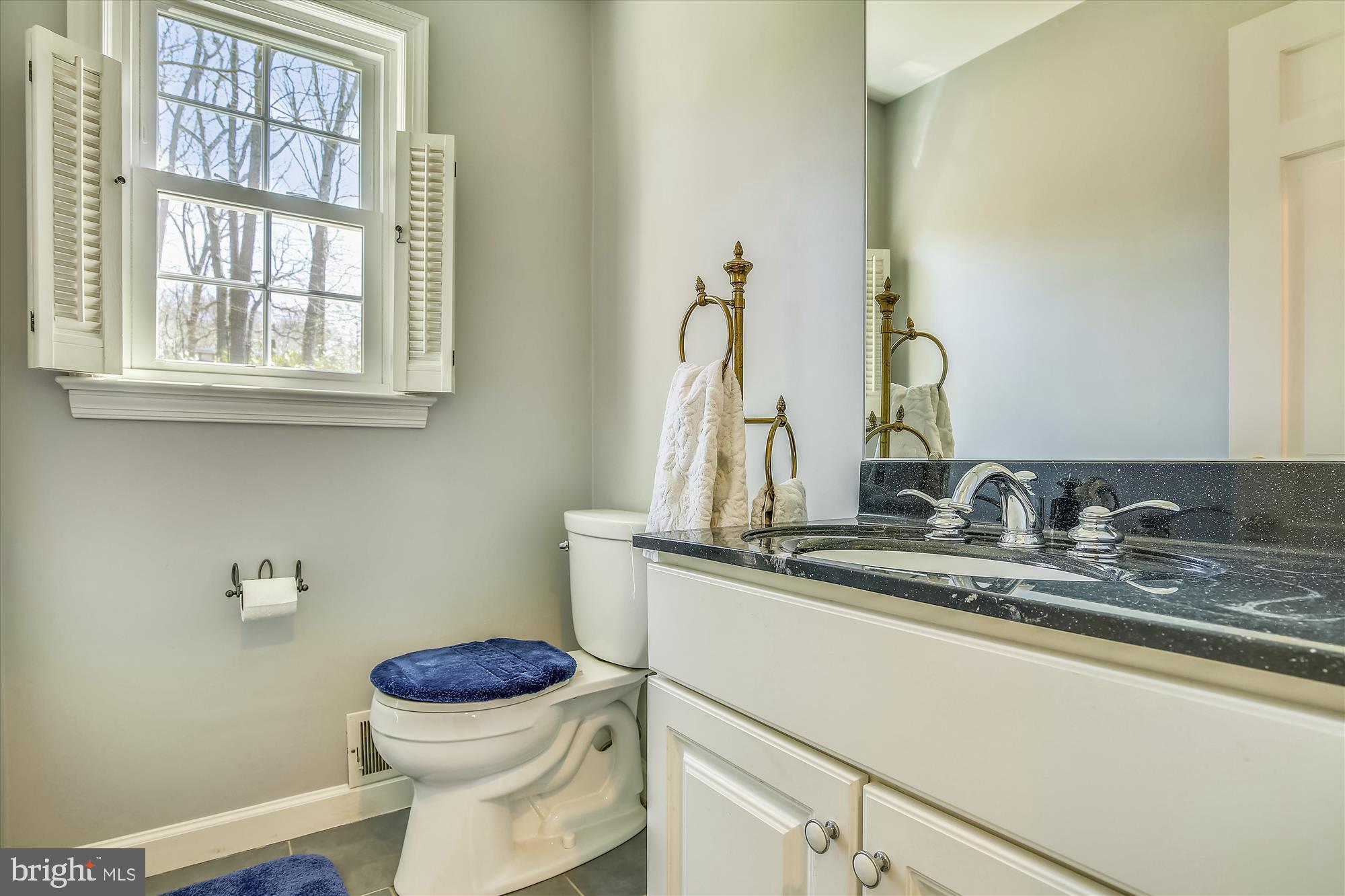 7107 Devonshire Road Alexandria, VA 22307 - Photo 11 of 42 Convenient powder room on main level
