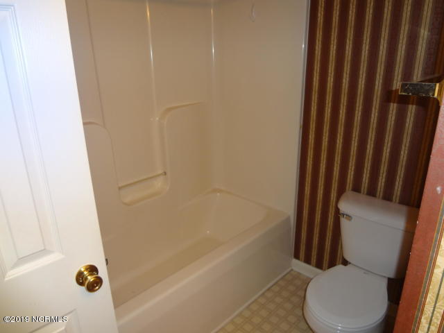 985 Spring Forest Road, Unit C5 Greenville, NC 27834 - Photo 18 of 23 Upstairs Full Bath