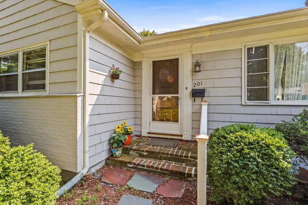201 Captain Peirce Road Scituate, MA 02066 - Photo 5 of 26 Gallery Image 5