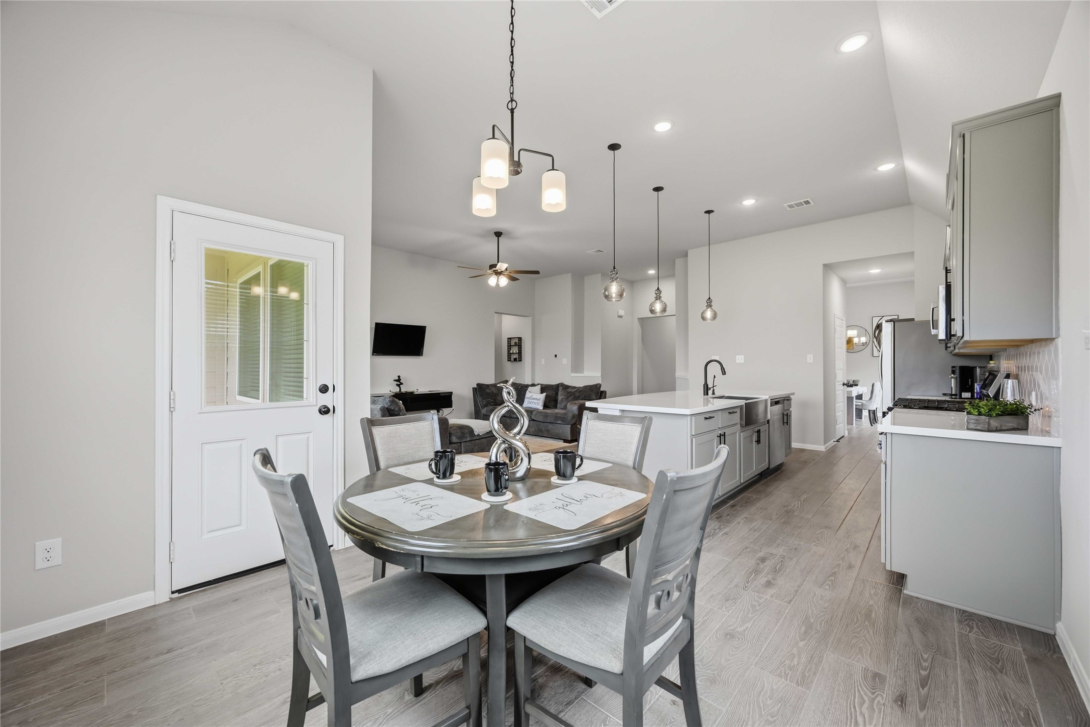 2808 Bisbee Road League City, TX 77573 - Photo 27 of 42 Breakfast Area w/ Backyard Access