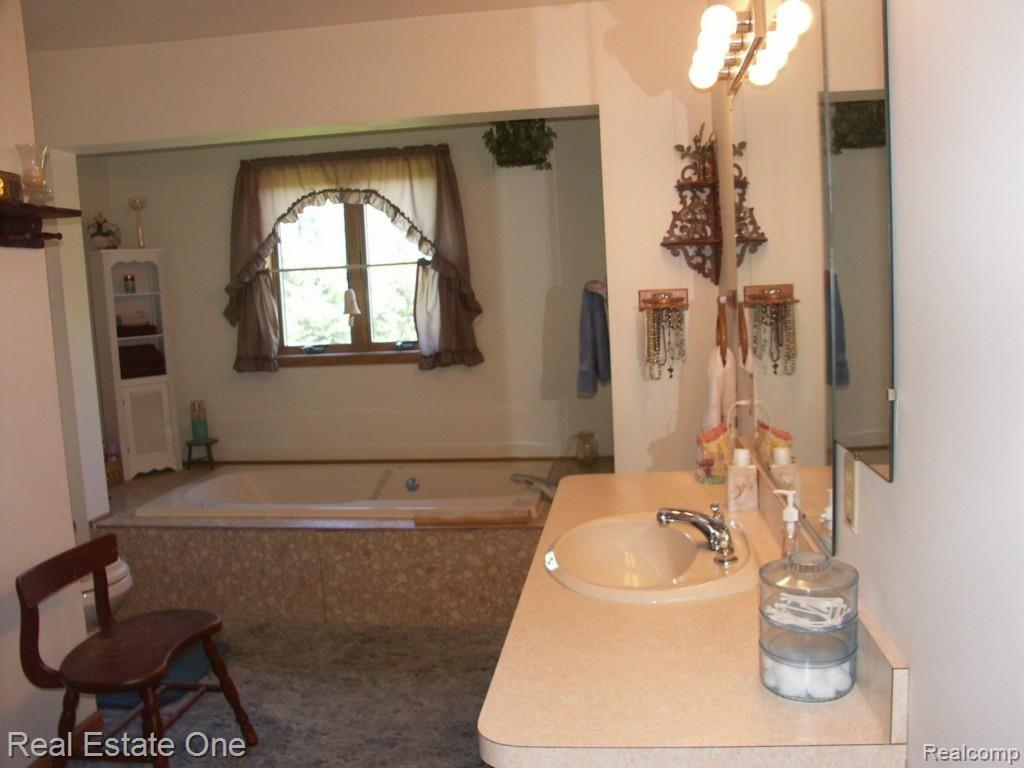 1470 Ranch Road Holly, MI 48442 - Photo 43 of 63 Huge bathroom with soaking tub.