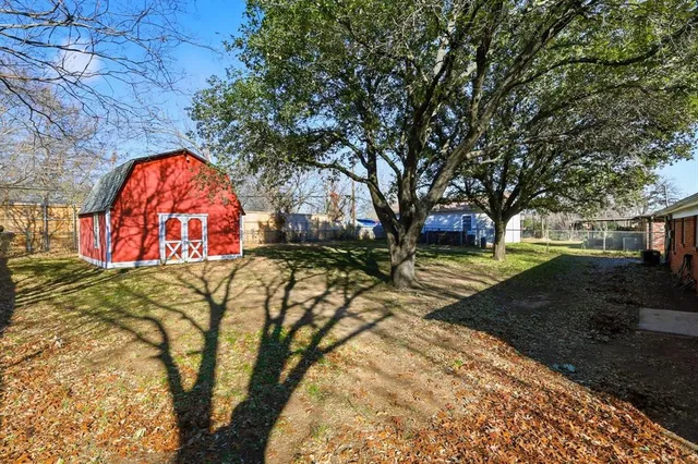 a view of yard with tree and green space