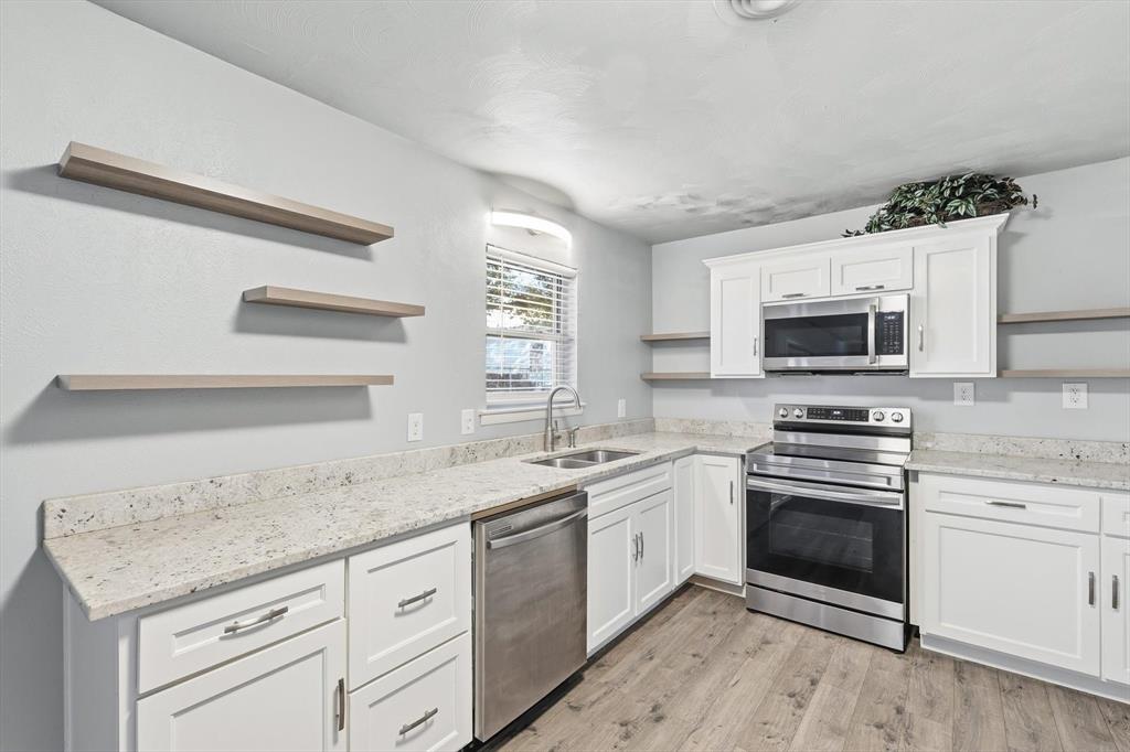 1204 Crestview Drive Hurst, TX 76053 - Photo 10 of 40