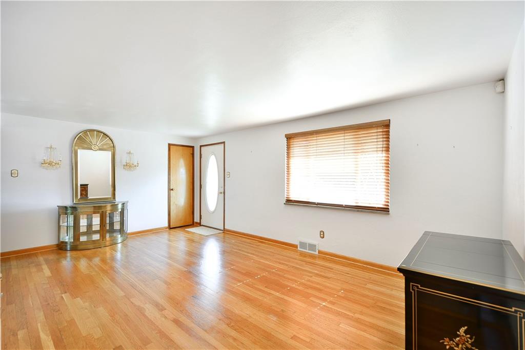355 Wheeler Avenue McKees Rocks, PA 15136 - Photo 4 of 25 Living room