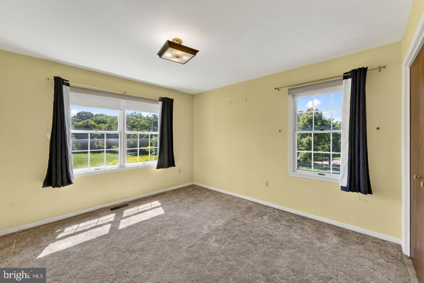 40297 Braddock Road Aldie, VA 20105 - Photo 25 of 34 a view of an empty room with a window
