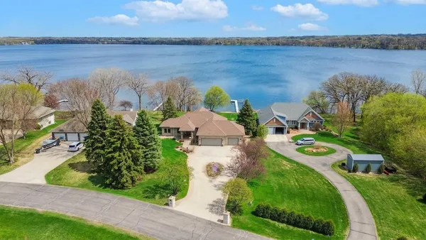 $950,000 | 5979 24th Street Northeast, Willmar, MN 56201