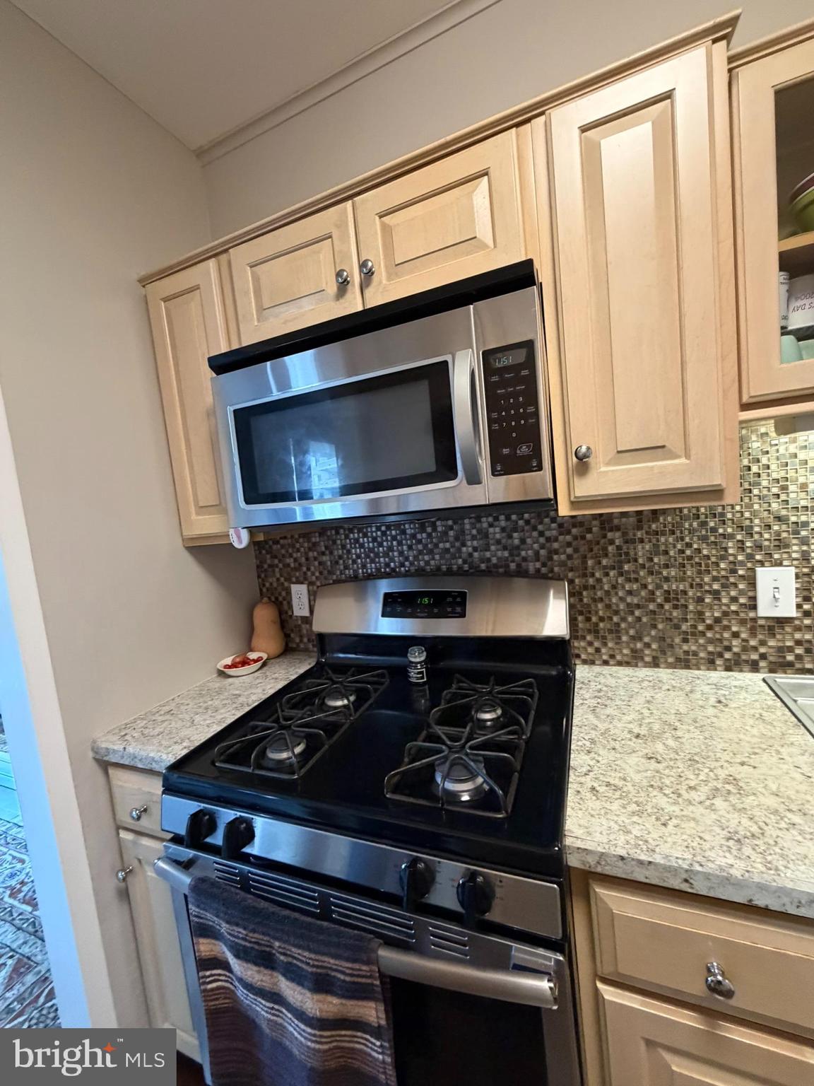 191 Presidential Boulevard, Unit R403 Bala Cynwyd, PA 19004 - Photo 16 of 30 a stove top oven sitting inside of a kitchen