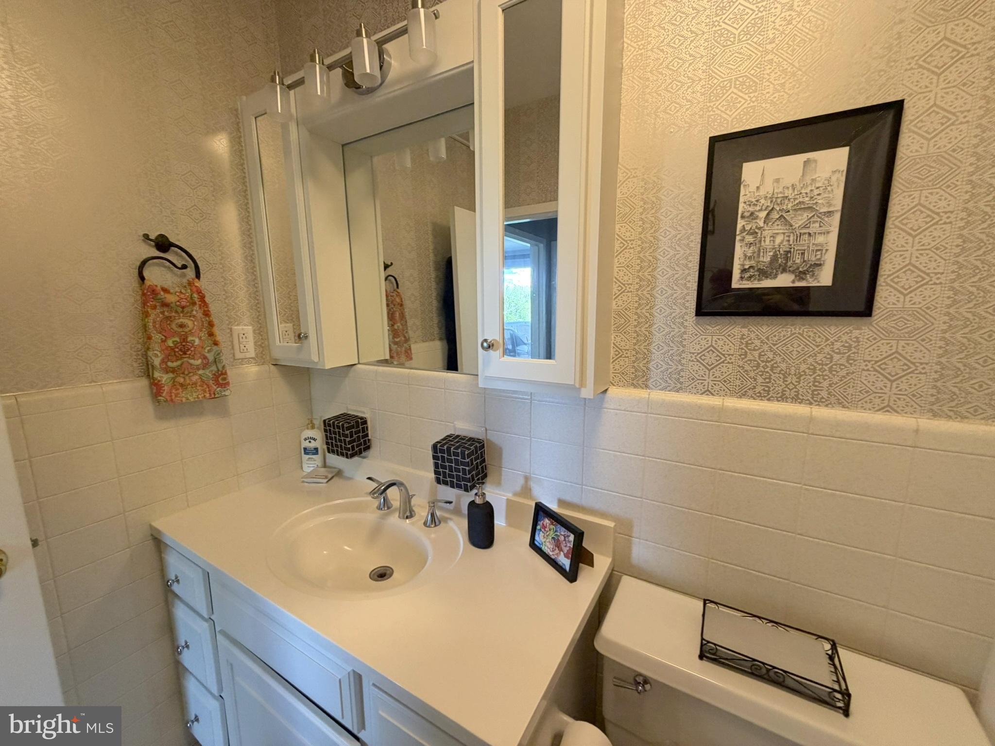 191 Presidential Boulevard, Unit R403 Bala Cynwyd, PA 19004 - Photo 24 of 30 a bathroom with a sink mirror and vanity