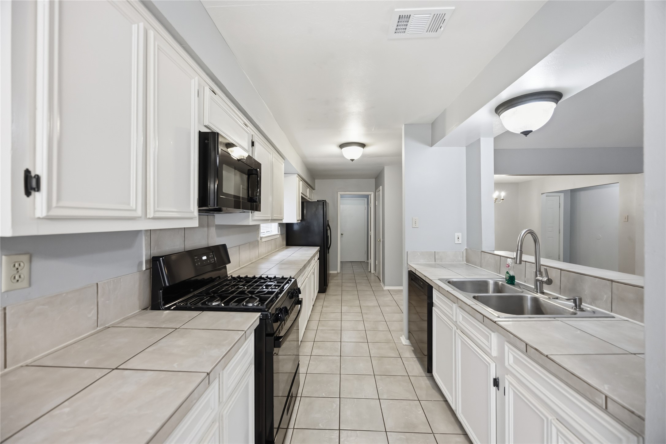 2907 West Greens Road Houston, TX 77067 - Photo 12 of 29 Fully Equipped Kitchen