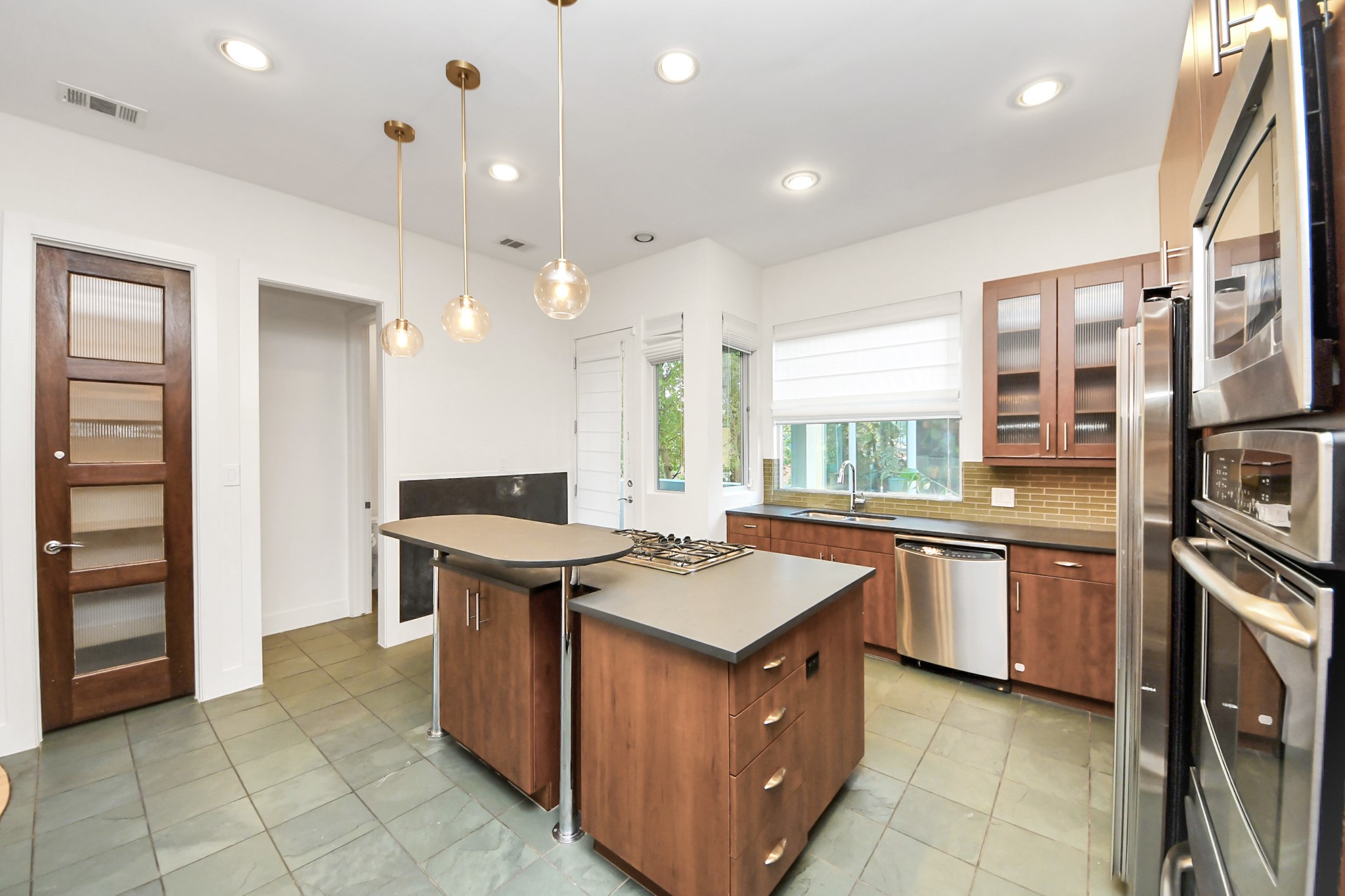 1610 Calumet Street Houston, TX 77004 - Photo 14 of 46 Double oven with convection cooking and SS appliance