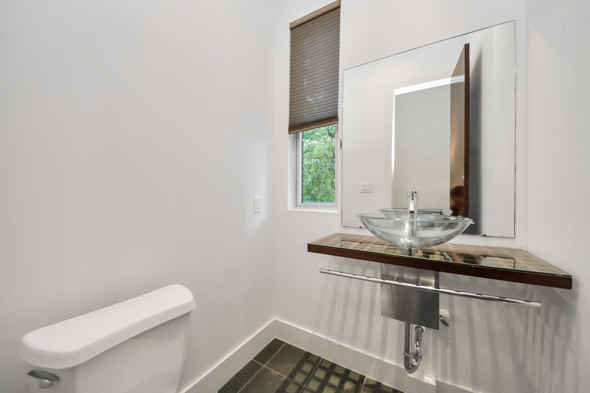 1610 Calumet Street Houston, TX 77004 - Photo 18 of 46 Powder room - 1/2 bathroom